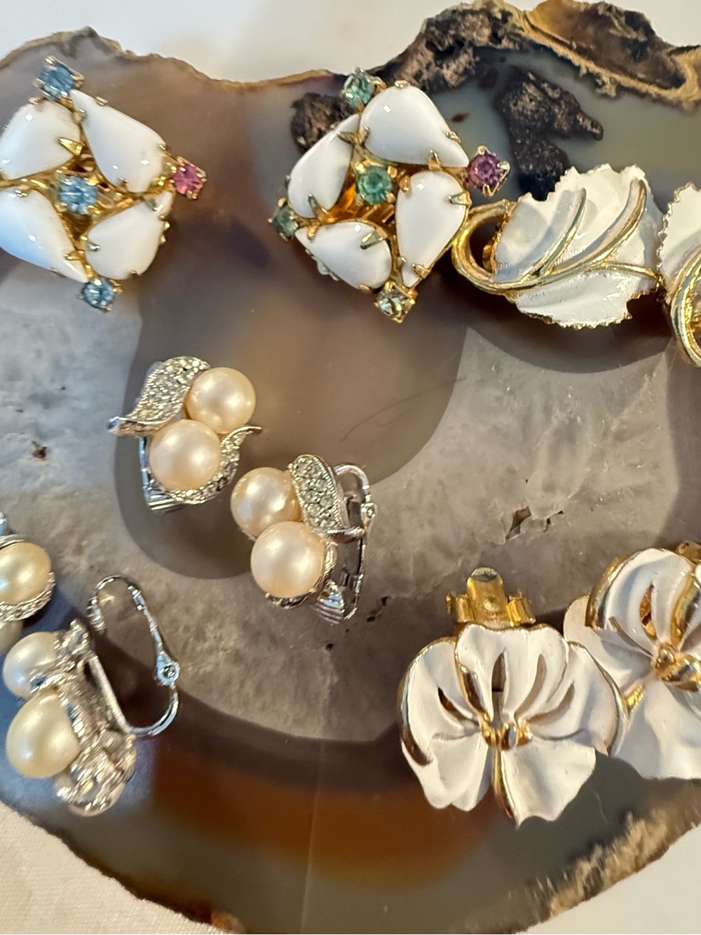 Vintage Pearls Clip-On Earrings 1 white glass & faux Pearl & Richelieu Guc - Picture 6 of 6